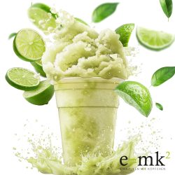 Becher mit hellgrünem Sirup und Limetten